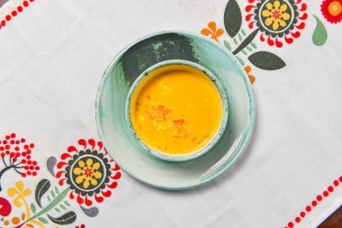 Geleneksel Ukrayna masa örtüsünün üzerinde servis edilen bir kasede taze kabak tohumlu balkabağı çorbası. Ukrayna mutfağı konsepti, geleneksel mevsimlik sonbahar yemeği.