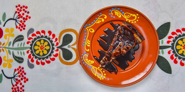 바닐라 카라멜과 초콜릿 케이크 초콜릿 시럽을 전통적 우크라이나 식탁보 오렌지색 — 스톡 사진
