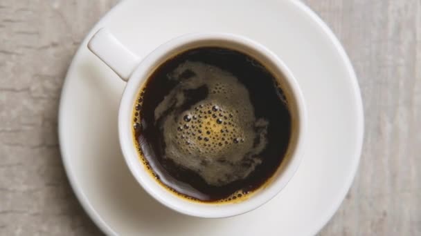 Kaffee Tasse Vorhanden Espresso Kaffee Einer Kleinen Weißen Tasse Über — Stockvideo