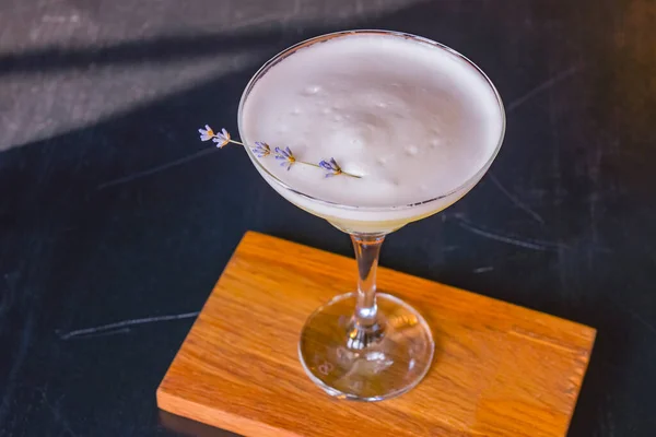 Summer Cocktail Ποτήρι Martini Φρέσκο Λουλούδι Λεβάντας Ποτό Λεβάντας Αλκοόλ — Φωτογραφία Αρχείου