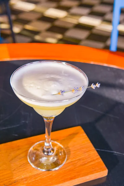 Cocktail Estivo Bicchiere Martini Con Fiori Lavanda Fresca Bevanda Alcolica — Foto Stock