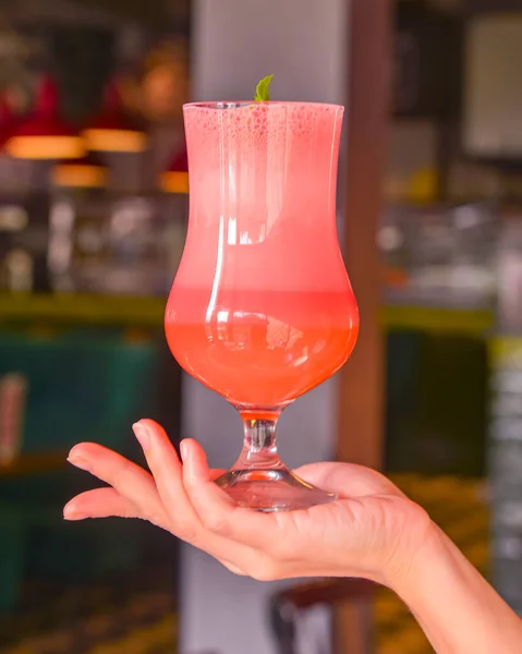 Roze Fruit Cocktail Een Hoge Tulp Glas Vrouwen Handen Een — Stockfoto