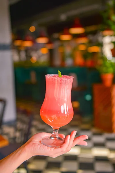 Rosa Fruktcocktail Ett Högt Tulpanglas Kvinnors Händer Restaurang Selektivt Fokus — Stockfoto