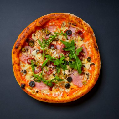 Sıcak, lezzetli, siyah arka planda ev yapımı Amerikan pizzası. Düz yerde, üst tarafta. Geleneksel İtalyan mutfağı kavramı. Salamlı pizza, mantar, zeytin. Boşluk afişini kopyala.