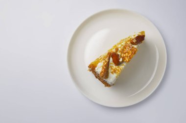 Karamelli ve fındıklı balkabağı katlı kekin yakın çekimi. Mevsimlik karamel şuruplu sonbahar pastası çay için tatlı tatlı ya da beyaz arka planda kahve zamanı..