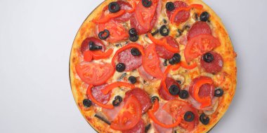 Pizza Pepperoni beyaz arka planda izole edilmiş. Geleneksel İtalyan pizza konsepti. Salamlı pizza, domates ve siyah zeytin..