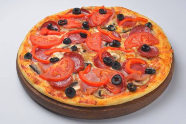Pizza Pepperoni beyaz arka planda izole edilmiş. Geleneksel İtalyan pizza konsepti. Salamlı pizza, domates ve siyah zeytin..