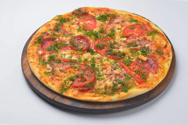 Pizza Pollo Con Carne Pollo Pomodori Prosciutto Serviti Tavola Rotonda — Foto Stock