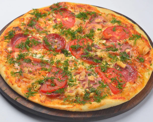 Pollo Pizza Con Carne Pollo Tomates Jamón Servido Sobre Una — Foto de Stock
