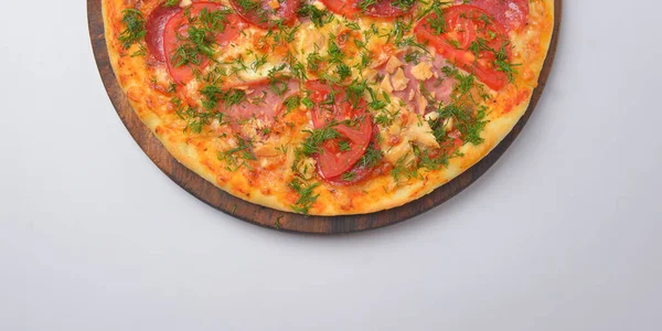 Pizza Pollo Com Carne Frango Tomates Presunto Servido Uma Tábua — Fotografia de Stock
