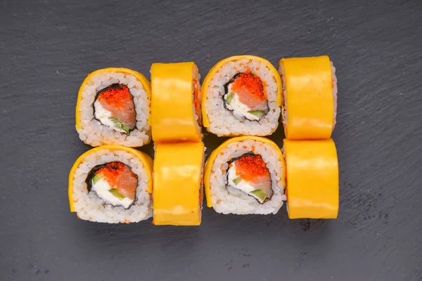 Rolos Sushi Diferentes Conjunto Sushi Rolou Queijo Carretéis Sushi Filadélfia — Fotografia de Stock