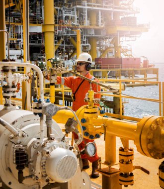 Operatör kayıt işlemi petrol ve teçhizat bitki, offshore petrol ve gaz endüstrisi, offshore petrol ve sondaj platformu denizde petrol ve gaz sürecin operatör izlemek üretim süreci, rutin günlük kaydı.