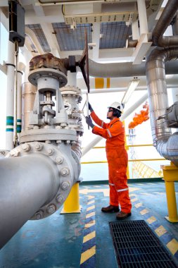Offshore Petrol ve gaz işlemleri, üretim operatör açık Kılavuzu vana kontrol gaz debisi işlem gaz platform için işletilmektedir.
