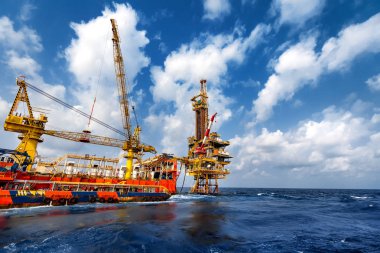 Teknisyen veya mürettebat üzerinde çalışan platform veya işlem petrol ve doğal gaz platformu offshore, teknisyen olarak sondaj için aktarım sırasında tekne