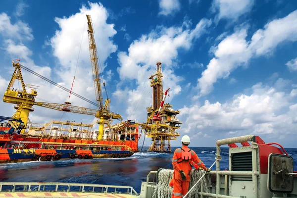 Teknisyen veya mürettebat üzerinde çalışan platform veya işlem petrol ve doğal gaz platformu offshore, teknisyen olarak sondaj için aktarım sırasında tekne