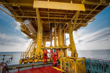 Petrol ve gaz endüstrisi için tekne veya mürettebat tekne transferi kargo ve hareketli tekne platformu kargo kaynağı, transfer kargo ve yolcu zor iş offshore petrol ve gaz platformu arasında bekleyen tekne.