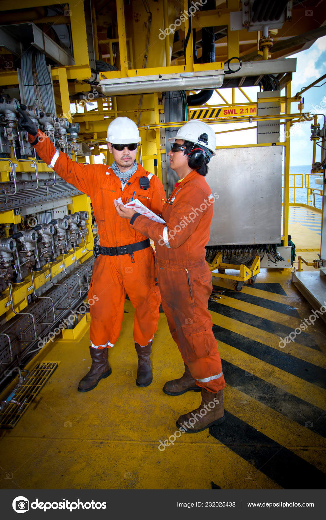 Technicien Techniciens Discutent D'eux Emploi Dans Plate Forme