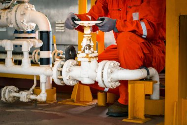 Teknisyen, el teknisyeni sırasında denetim sürecinde offshore petrol ve gaz flatform için aç veya Kapat el ile küresel vana