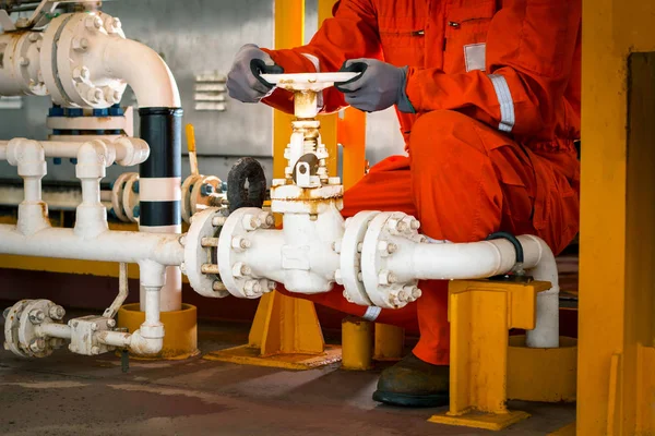 Técnico Mão Técnico Durante Válvula Esfera Manual Aberta Fechada Para — Fotografia de Stock