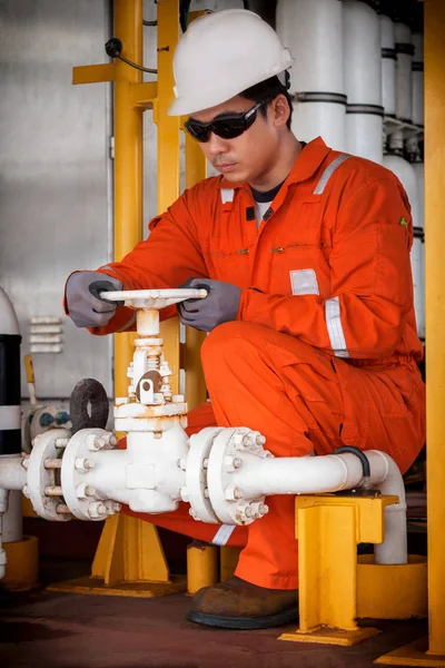 Técnico Técnico Durante Válvula Esfera Manual Aberta Fechada Para Processo — Fotografia de Stock