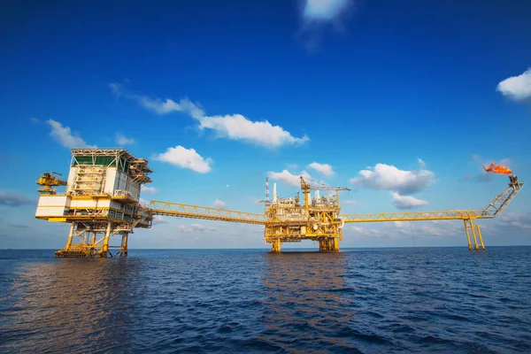 生産の石油と天然ガスのオフショア建設プラットフォーム 石油およびガス産業 — ストック写真