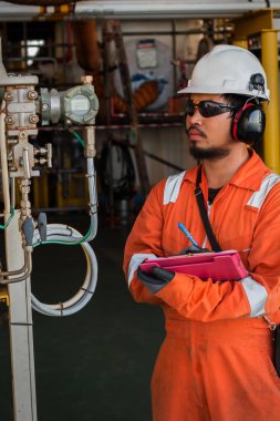 Operatörünüze veya alt kayıt işlemi veri üretim petrol ve doğal gaz sürecin bitki, deniz veya Körfez, operatör monitör üretim süreci ve rutin günlük kaydına Offshore petrol ve gaz endüstrisi.