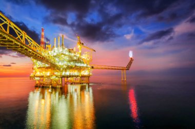Offshore petrol ve sondaj platformu platformu gündoğumu veya günbatımı zamanı. Üretim sürecinde deniz inşaatı. 
