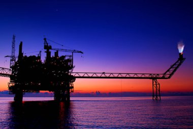 bir petrol ve gaz offshore platformu günbatımı zamanı sırasında silüeti