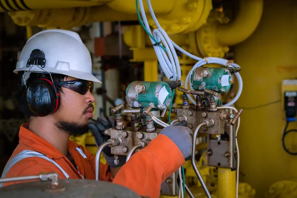 Técnico Técnico Instrumentos Trabalho Calibrar Verificar Função Válvula Controle Pneumático — Fotografia de Stock