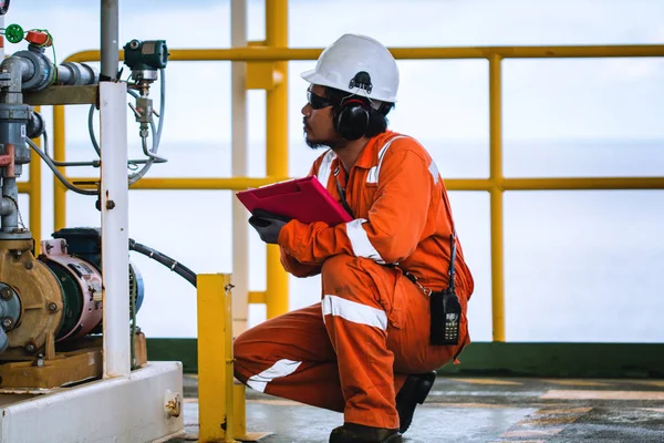 Operatörünüze veya alt kayıt işlemi veri üretim petrol ve doğal gaz sürecin bitki, deniz veya Körfez, operatör monitör üretim süreci ve rutin günlük kaydına Offshore petrol ve gaz endüstrisi.