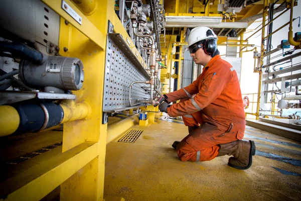 Teknisyen, enstrüman teknisyeni iş recoad sabah veri veya işlev üzerinde basınç vericiler işlemi petrol ve doğal gaz platformu offshore, teknisyen olarak kontrol edin