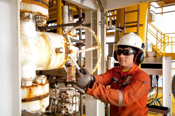 Teknisyen veya işçi iş kalibre veya işlev Denetim pnömatik kontrol işlemi yağda Vana ve platform offshore, teknisyen gaz