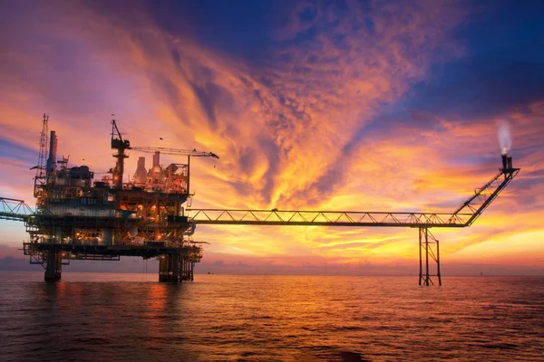 Silueta Una Plataforma Petróleo Gas Alta Mar Durante Puesta Del —  Fotos de Stock