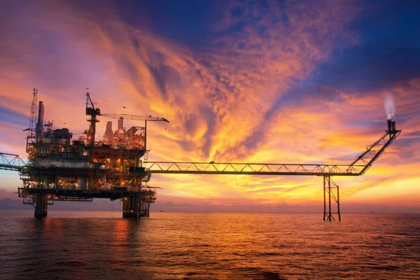 bir petrol ve gaz offshore platformu günbatımı zamanı sırasında silüeti