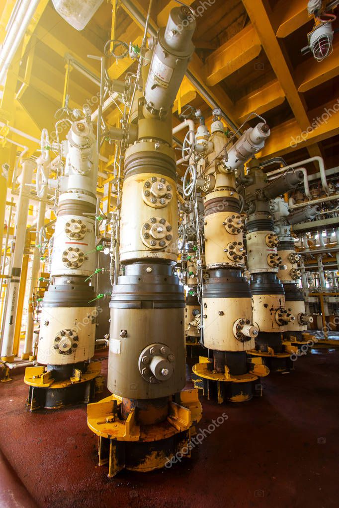 Offshore X-mas Tree at Wellhead Platform for controled oil and gas from well to process