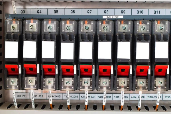 Una fila de interruptores eléctricos conmutados DC —  Fotos de Stock