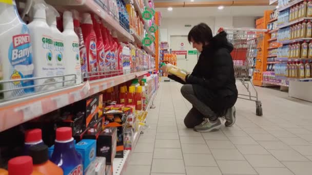 15. März 2017: Junge Frau beim Einkaufen im Supermarkt — Stockvideo