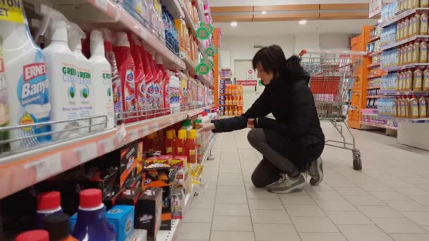 Eskisehir, Turquie - 15 mars 2017 : Une jeune femme fait du shopping dans un supermarché — Video