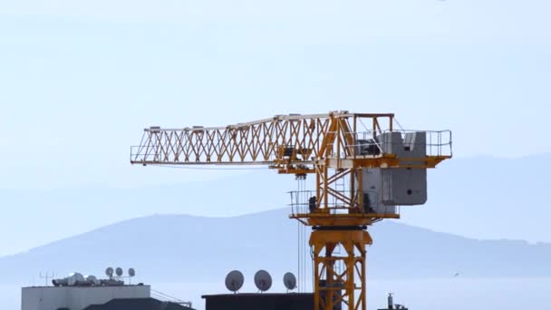 Close up of tower crane swinging slowly with wind in Kadikoy, Istanbul, Turkey — Stock Video