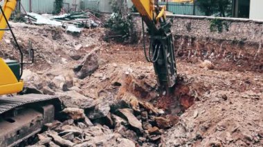 Bir şantiyeye içinde taş kırma ağır inşaat sanayi ekskavatör makinesinin yakın çekim