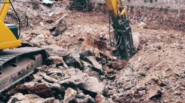 Bir şantiyeye içinde taş kırma ağır inşaat sanayi ekskavatör makinesinin yakın çekim