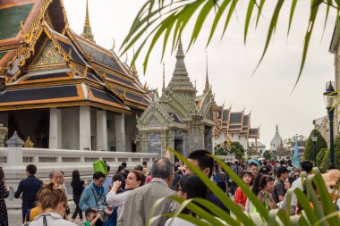 Bangkok, Tayland - 26 Ocak 2018: Turistler Wat Phra Kaew (Wat Phra Sri Rattana Satsadaram) Bangkok, Tayland.