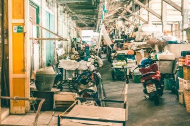 Bangkok, Tayland - 26 Ocak 2018: Motosiklet ve sepetleri tam malzeme arkasında piyasada Bangkok, Tayland.