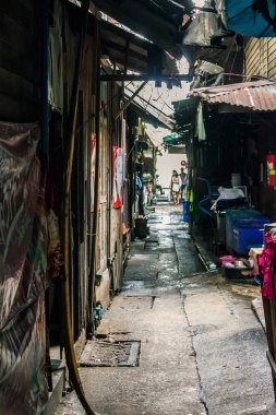 Bangkok, Tayland - 26 Ocak 2018: Islak dar backstreet Bangkok, Tayland