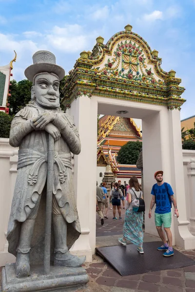 Bangkok Tailandia Enero 2018 Turistas Guardianes Del Templo Entrada Wat — Foto de Stock