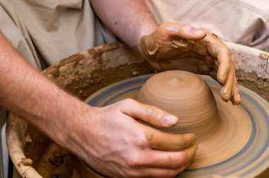 Potter's tekerlek üzerinde çalışan genç bir adamın elleri yukarı kapatın