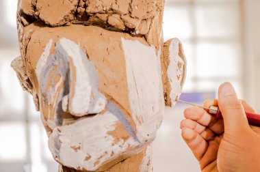 Bir heykel üzerinde çalışan kadın