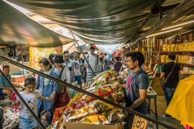 Bangkok, Tayland - 27 Ocak 2018: Yerel halkın Maeklong demiryolu parça Pazar (tren Market alışveriş).