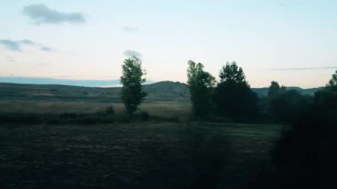 Yolcu tren penceresinden kırsal sahne