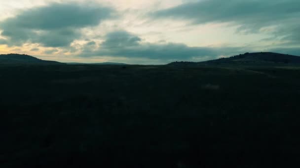 Cena rural através da janela do trem de passageiros — Vídeo de Stock